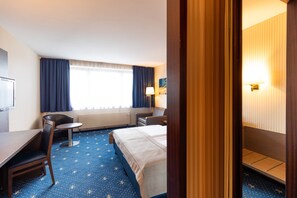Hypo-allergenic bedding, in-room safe, desk, soundproofing
