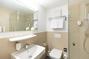 Standard Room, 1 Double Bed | Bathroom | Free toiletries, hair dryer, towels