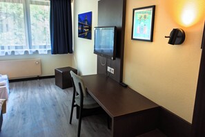 Hypo-allergenic bedding, in-room safe, desk, iron/ironing board - Garner Hotel Frankfurt Palmengarten by IHG (Frankfurt)