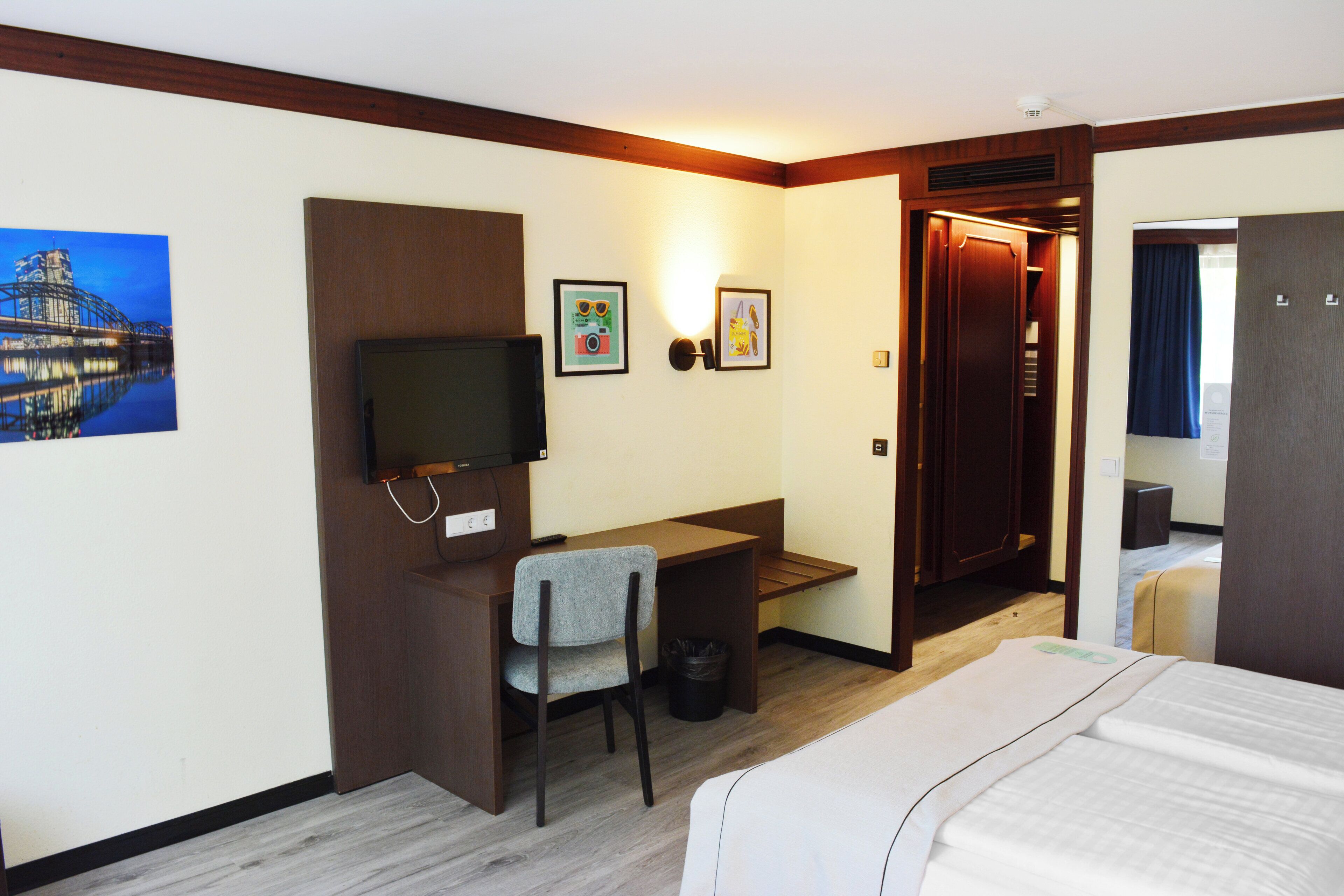 Allergikerbettwaren, Zimmersafe, Schreibtisch, Bügeleisen/Bügelbrett