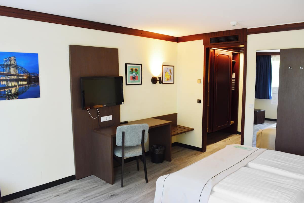 Allergikerbettwaren, Zimmersafe, Schreibtisch, Bügeleisen/Bügelbrett