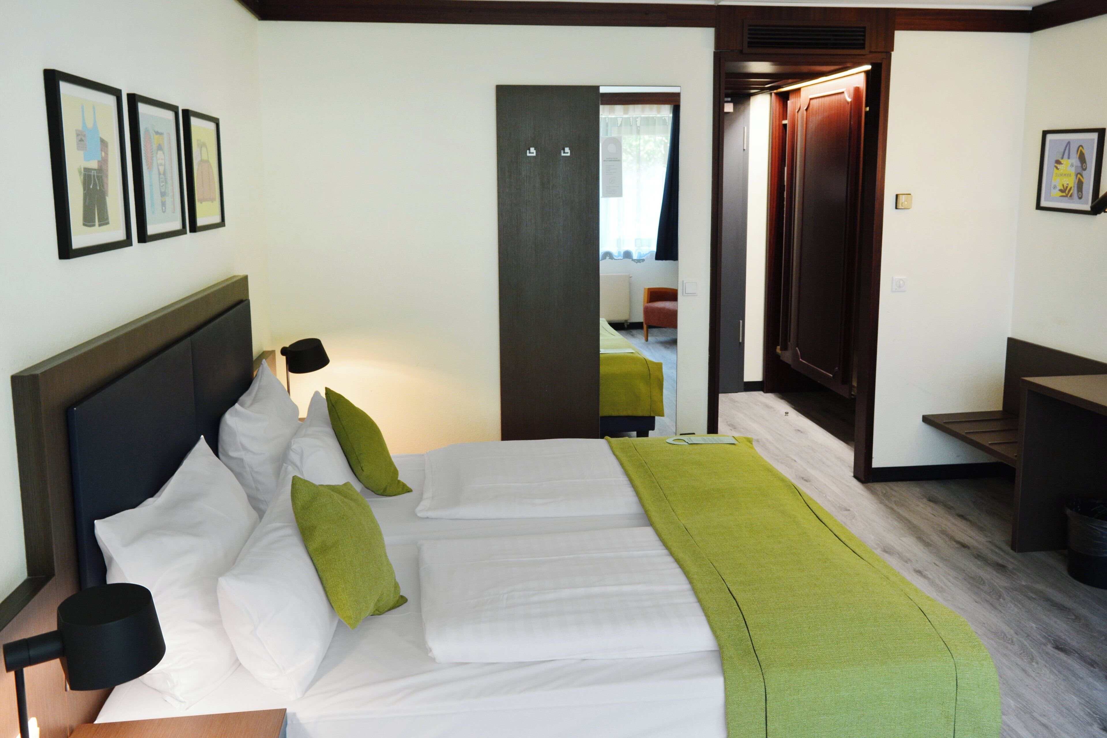 Ropa de cama hipoalergénica y caja de seguridad en la habitación 