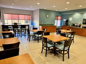 Free daily self-service breakfast  - Days Inn & Suites by Wyndham Madison (Madison)