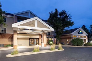 Exterior - Days Inn & Suites by Wyndham Madison (Madison)