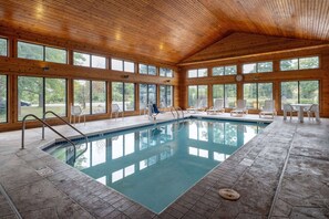 Piscine couverte, accès possible de 07 h 00 à 23 h 00, chaises longues 