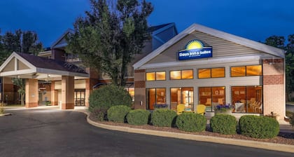 Days Inn & Suites by Wyndham Madison