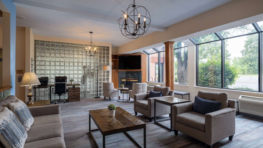 Days Inn & Suites by Wyndham Madison