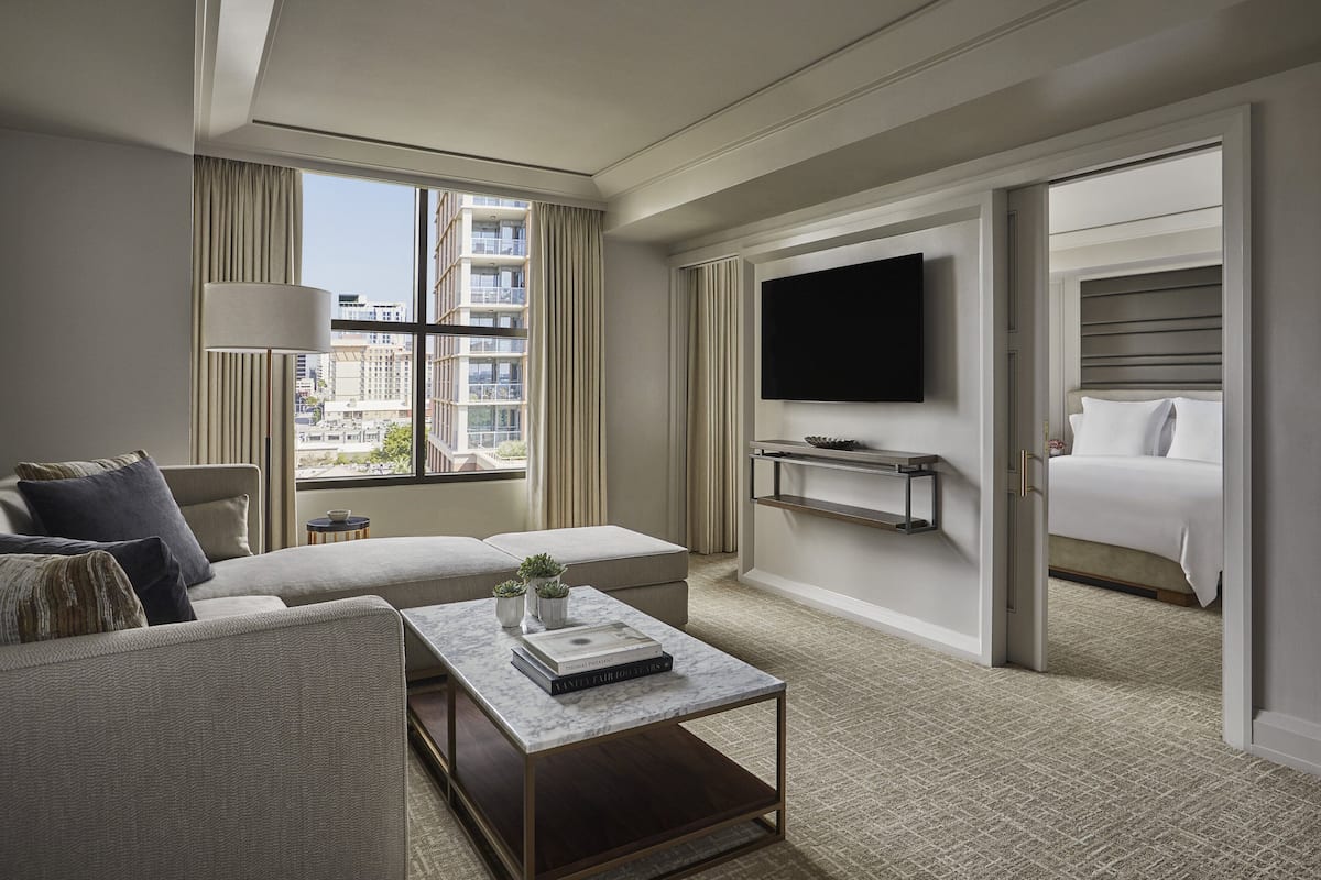 Suite exécutive, vue sur la ville (Four Seasons) | Draps en coton égyptien, literie de qualité, couette en duvet