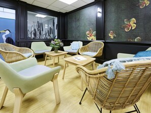 Lunch and dinner served, French cuisine