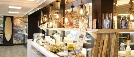 Petit déjeuner buffet (10 EUR par personne)