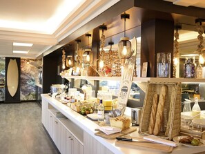 Una barra de desayuno con diferentes alimentos y una decoración de tabla de surf.