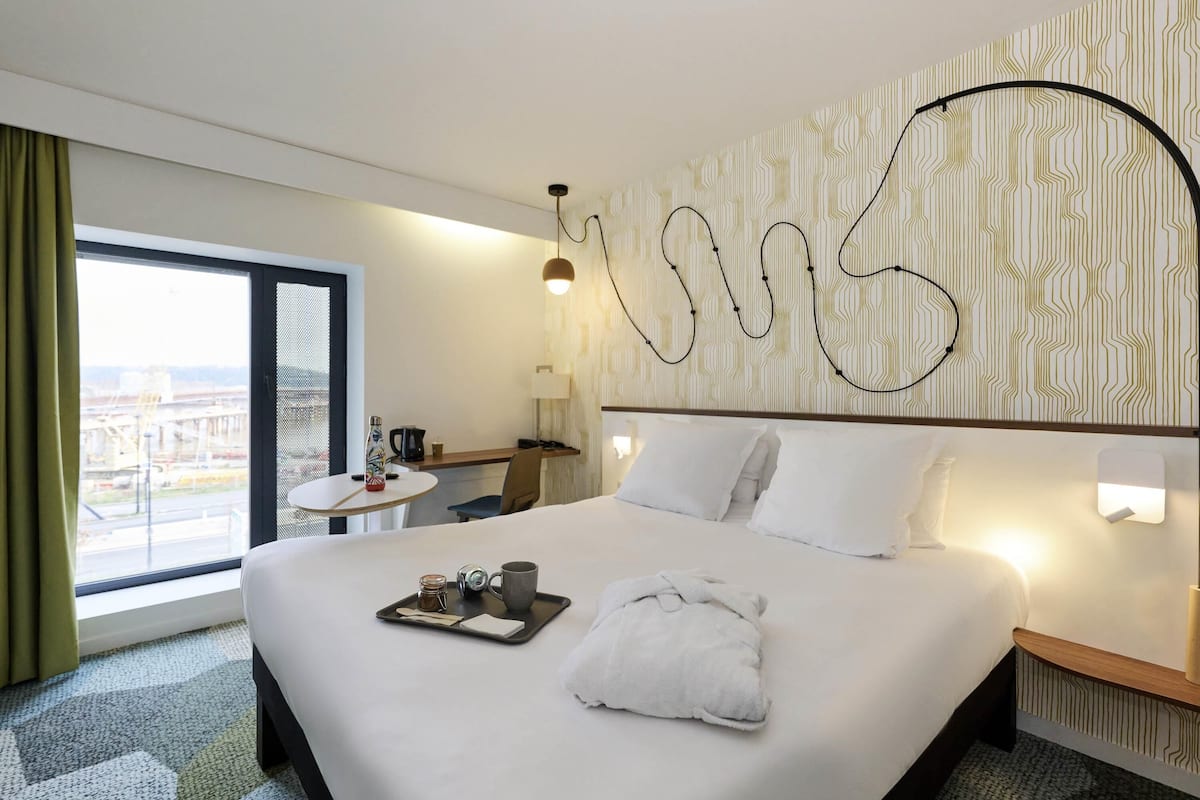 premium room, 1 double bed | premium bedding, blackout curtains, soundproofing, iron/ironing board