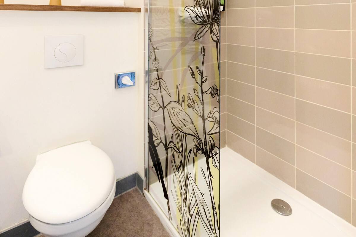 premium room, 1 double bed | premium bedding, blackout curtains, soundproofing, iron/ironing board