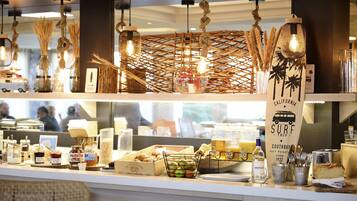 Desayuno buffet diario (EUR 10 por persona)