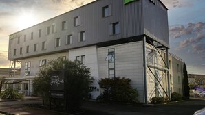 A modern building with a sign for 'ibis styles' and 'La Table de Josephine'.
