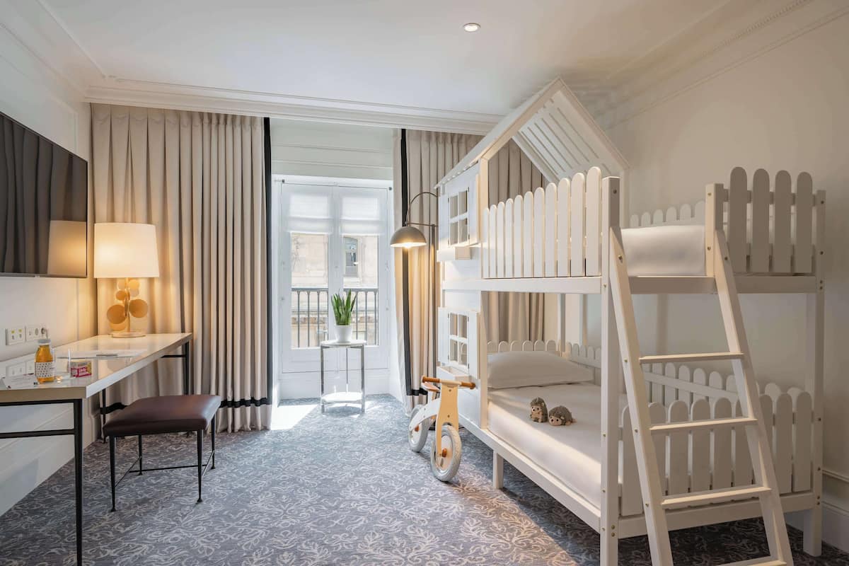 Suite Familiale (View) | Literie de qualité supérieure, surmatelas, minibar