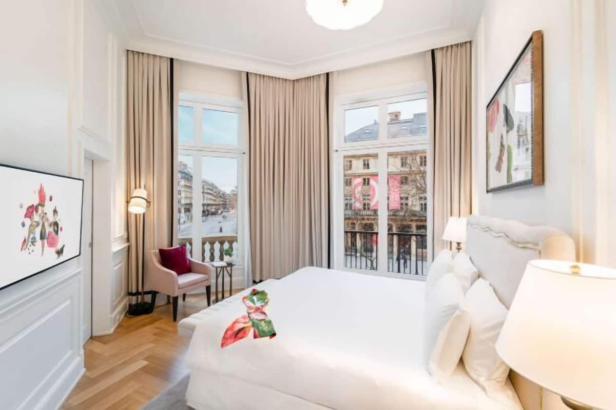 Premium bedding, pillowtop beds, minibar, in-room safe