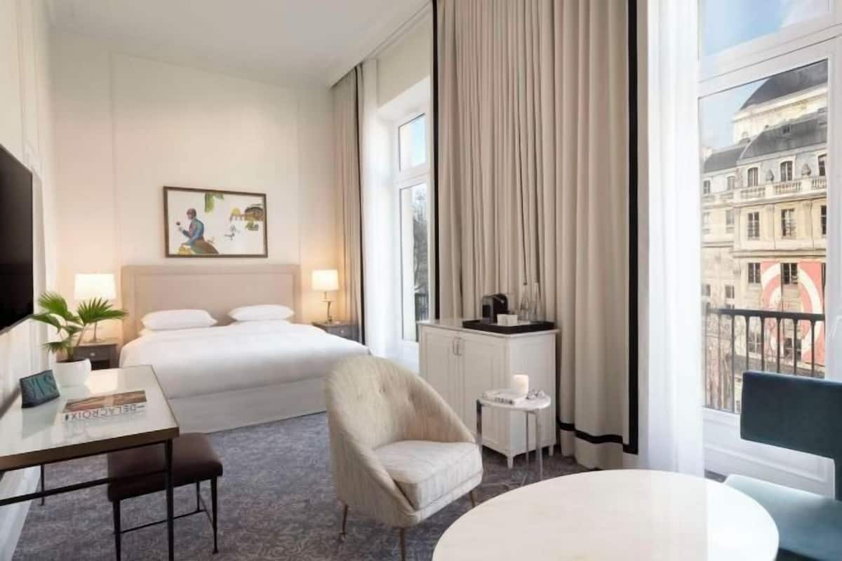 Premium bedding, pillowtop beds, minibar, in-room safe