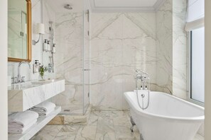 Suite (Pissarro) | Kamar mandi | Pancuran hujan, perlengkapan mandi desainer,  dan pengering rambut
