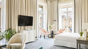 Royal-sviitti (Palais Royal Suite) | Ylelliset vuodevaatteet, pillowtop-patjalliset sängyt, minibaari