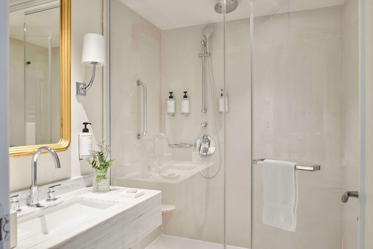 Douche à « effet pluie », articles de toilette de luxe, sÚche-cheveux