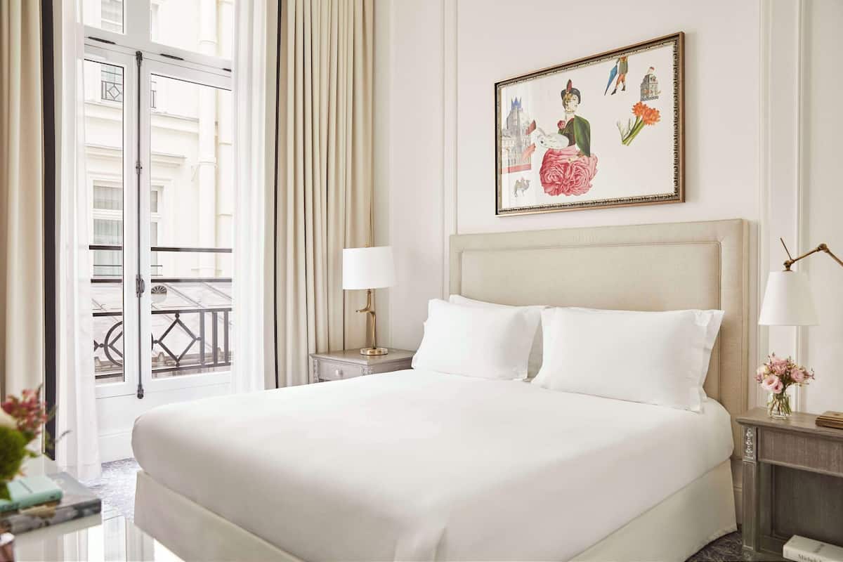 Literie de qualité, lit avec matelas à plateau-coussin, minibar