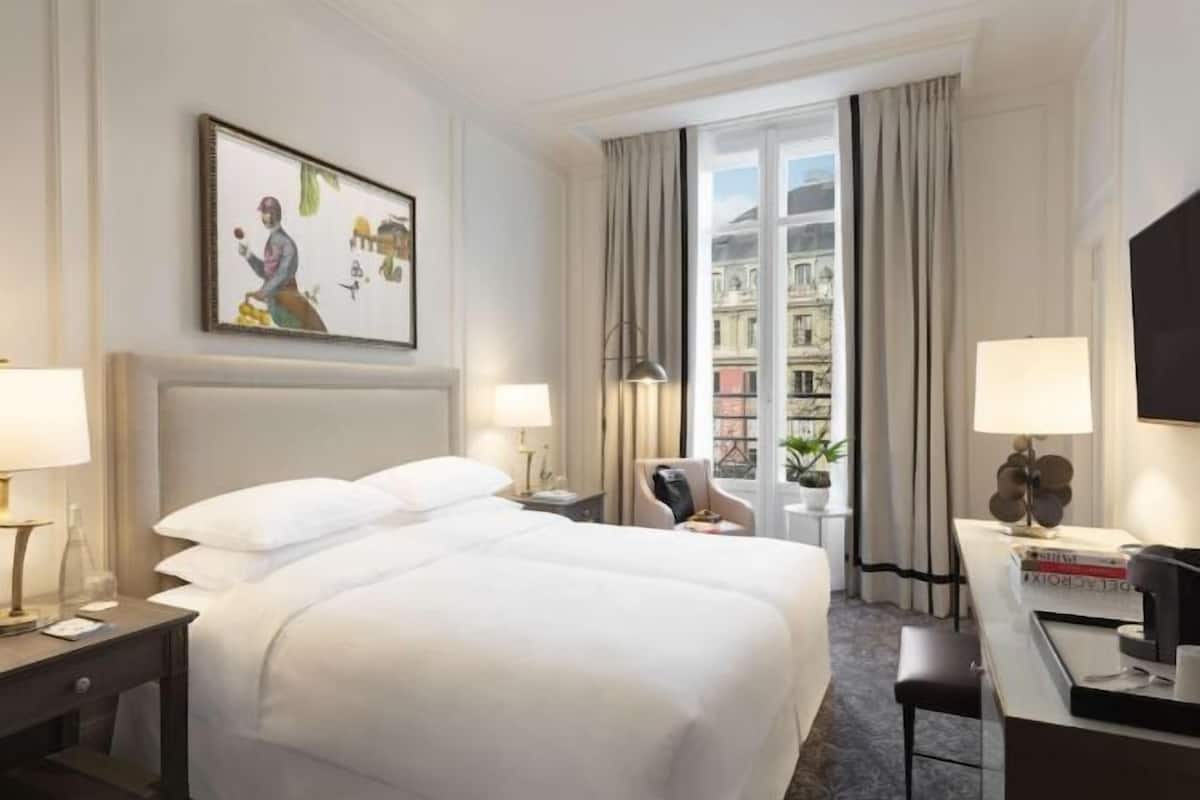Premium bedding, pillowtop beds, minibar, in-room safe