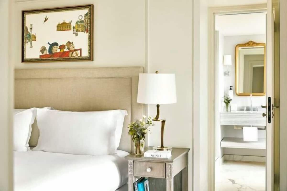 Premium bedding, pillowtop beds, minibar, in-room safe