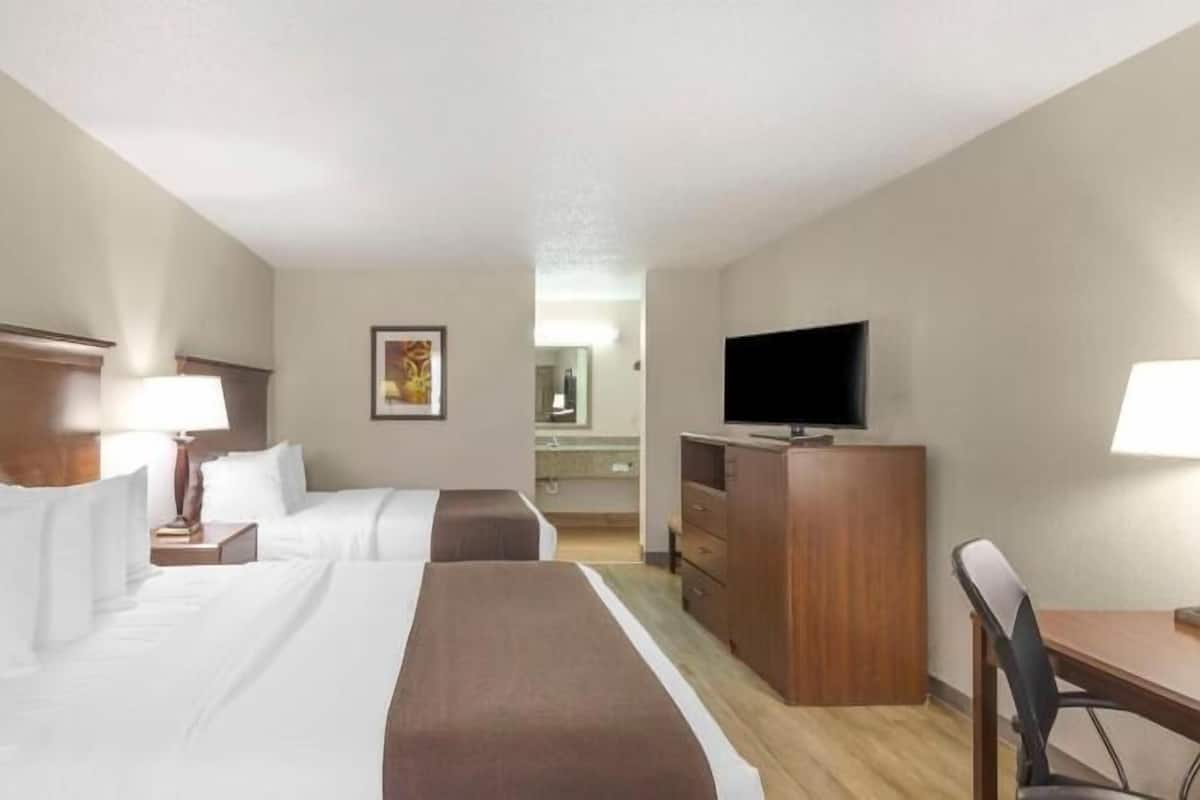 Pillowtop beds, in-room safe, desk, laptop workspace