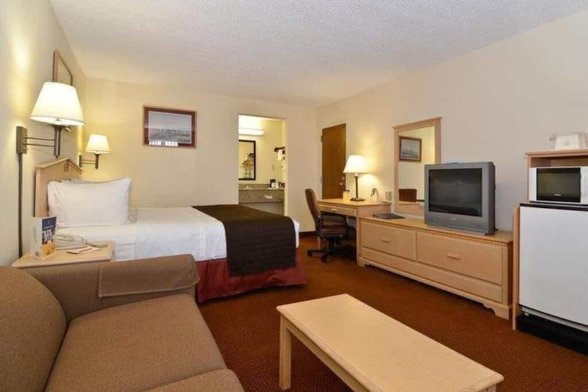 Pillowtop beds, in-room safe, desk, laptop workspace