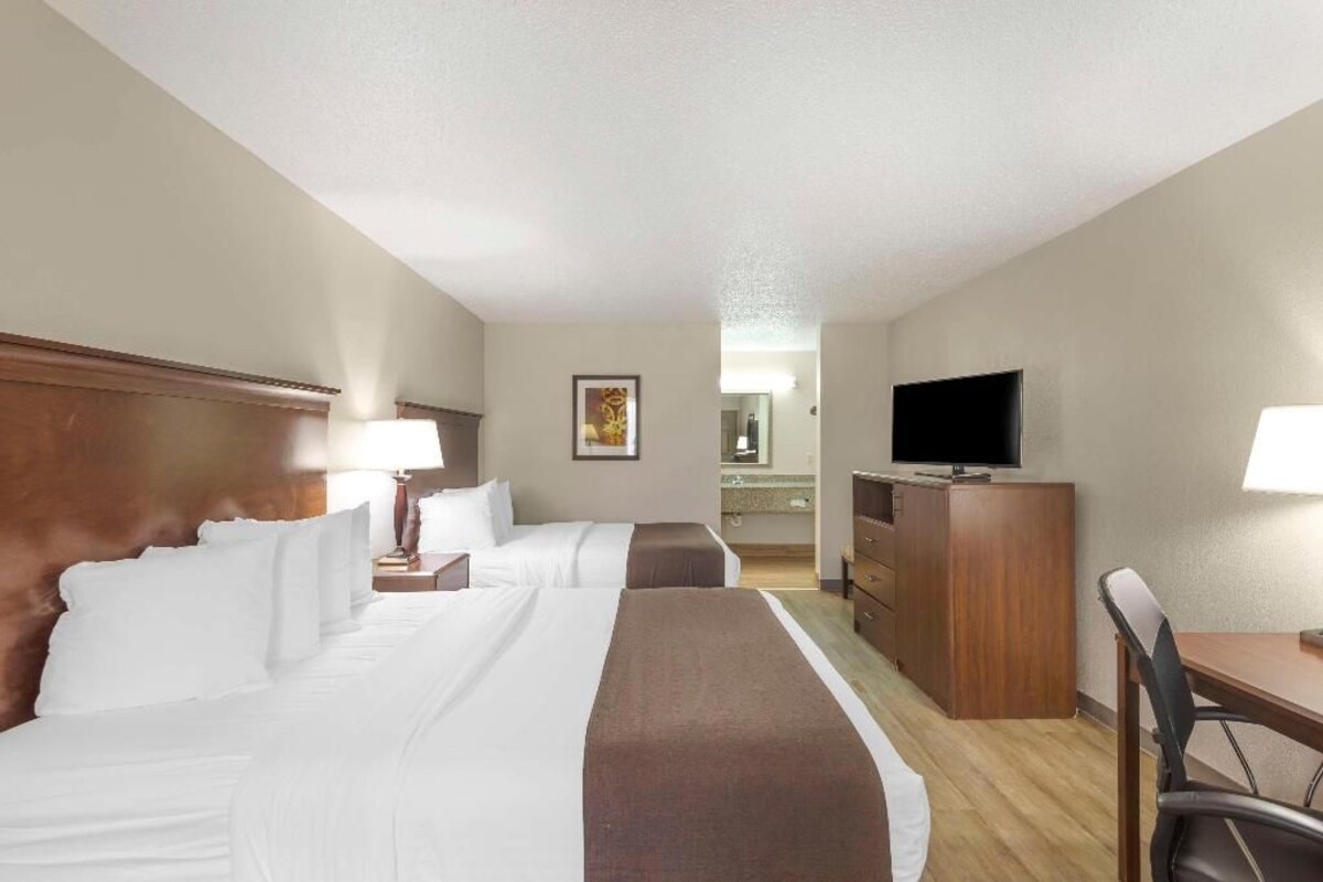 Pillowtop beds, in-room safe, desk, laptop workspace