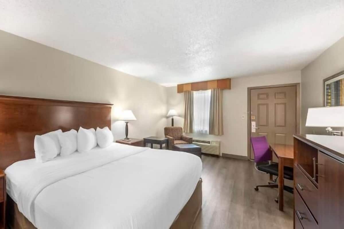 Pillowtop beds, in-room safe, desk, laptop workspace