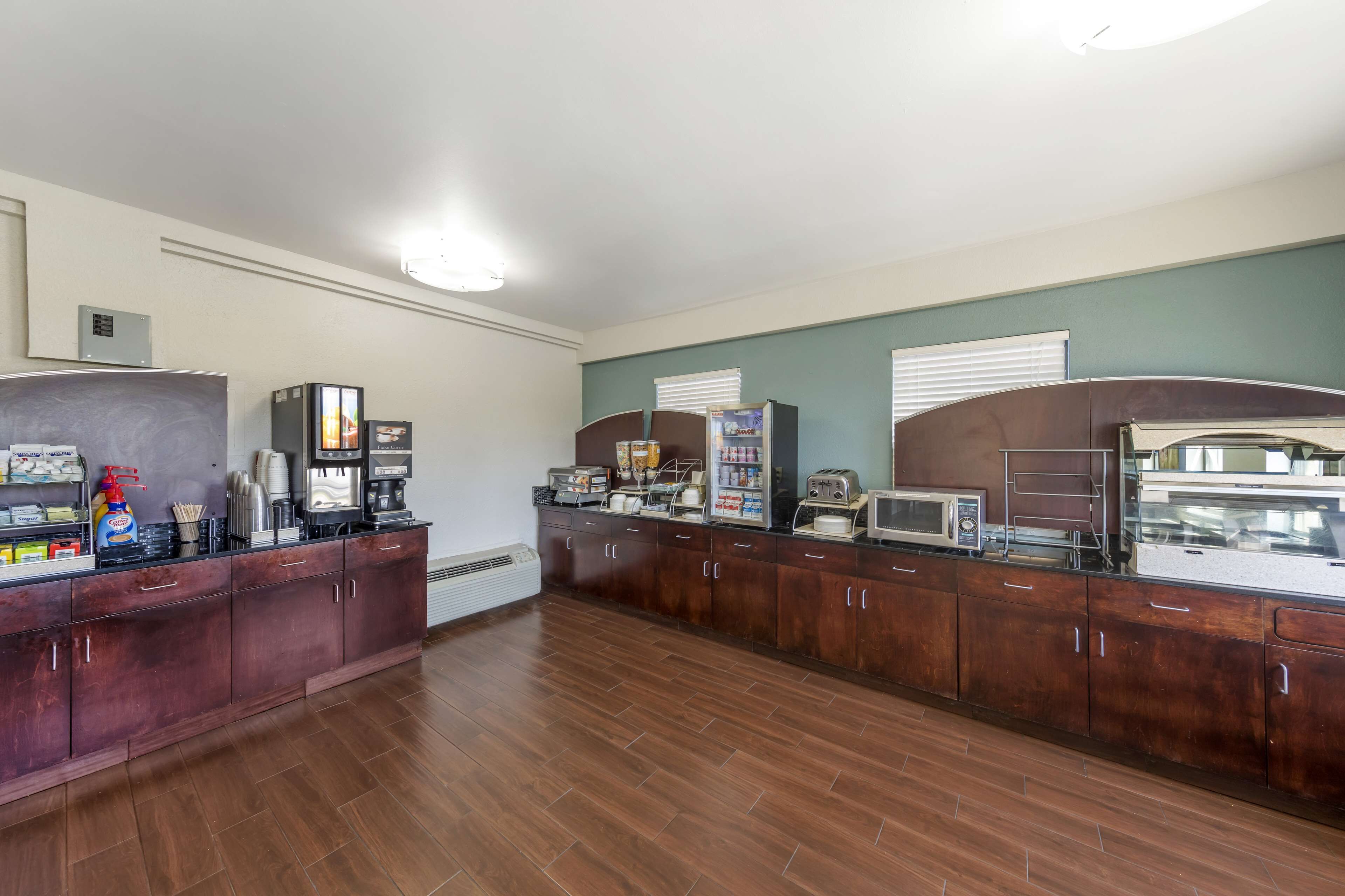 free daily full breakfast