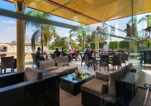 6 restaurantes, se sirven desayunos, comidas y cocina internacional