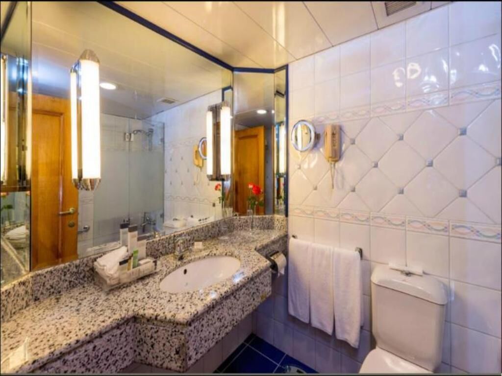 Bathroom | Combined shower/tub, free toiletries, hair dryer, bathrobes