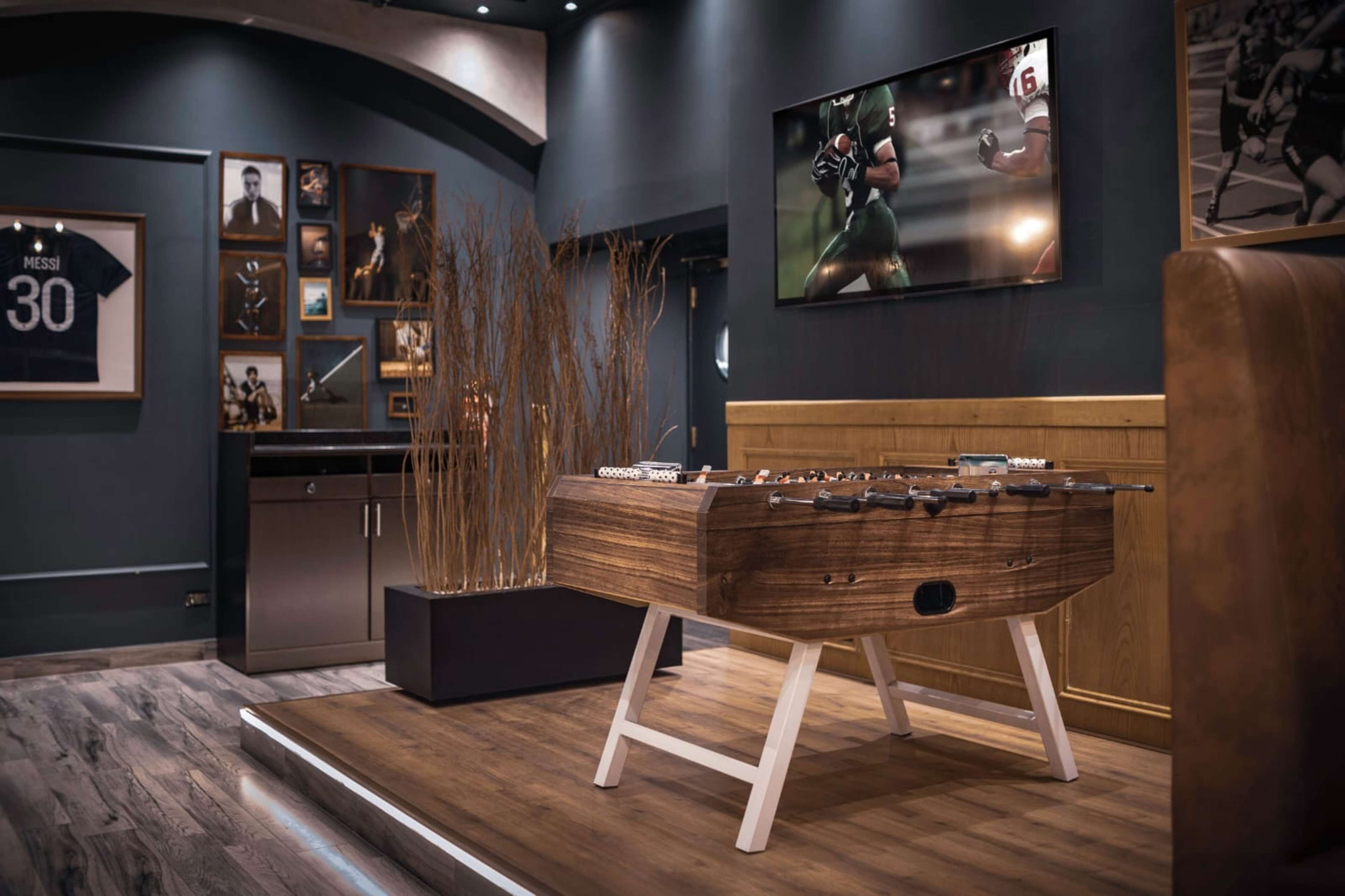 2 bars/lounges, poolside bar