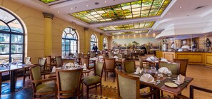 6 restaurants, breakfast, lunch, dinner served; international cuisine