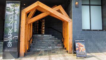 2 restaurants, breakfast, lunch, dinner served; American cuisine