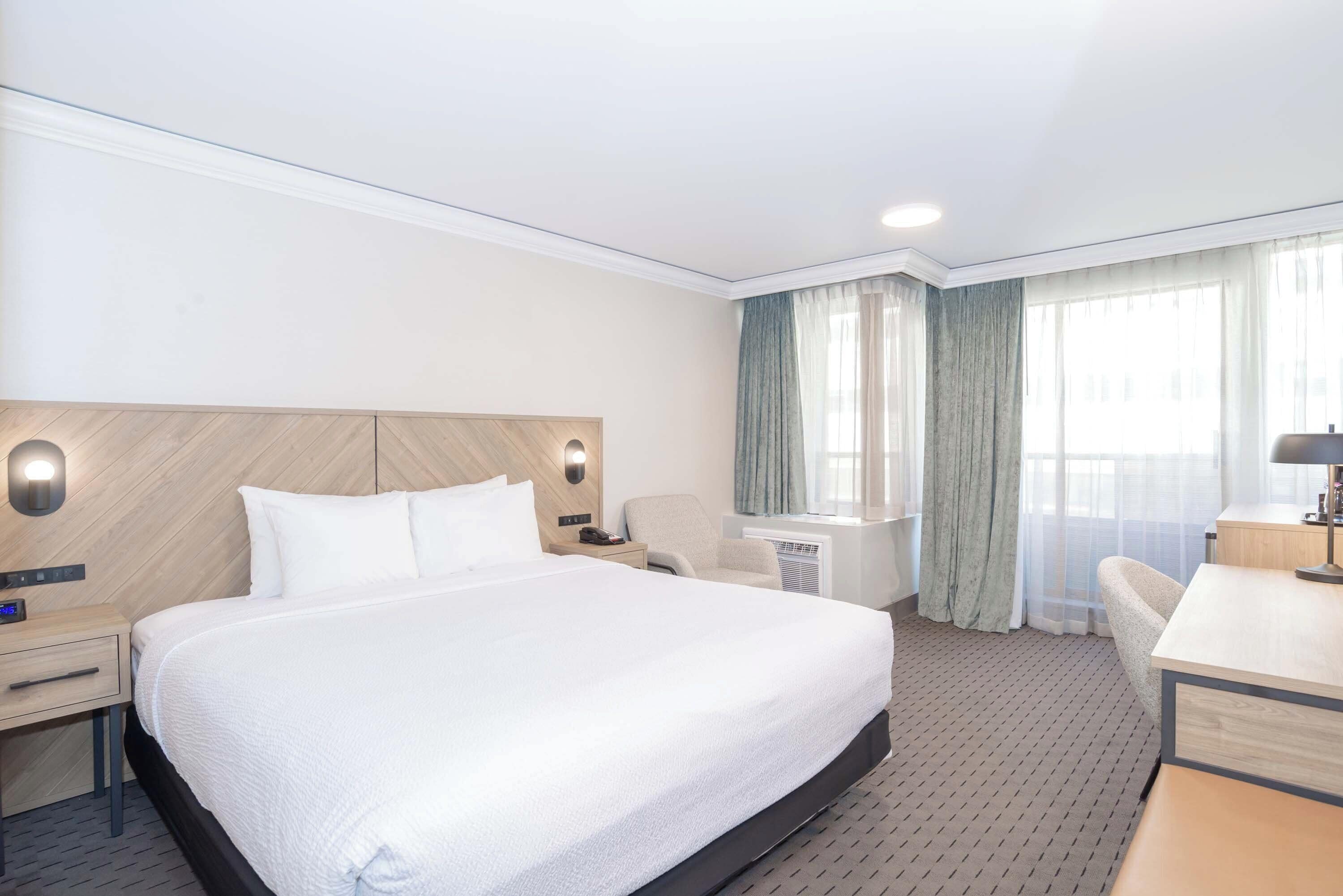 Quarto standard, 1 cama King (South Tower) | Cofres nos quartos, escrivaninha, espaço de trabalho para notebook