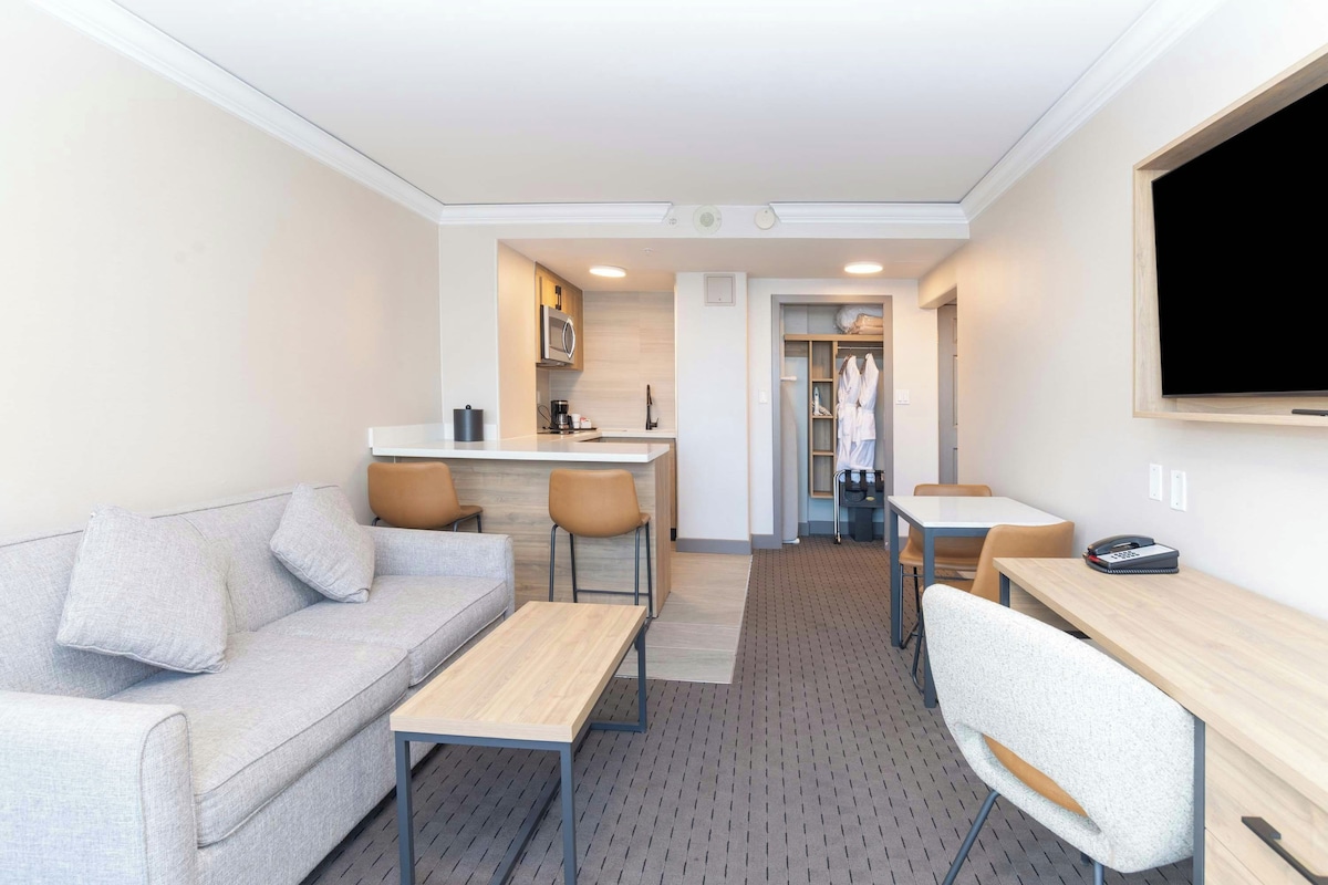 Suite – standard, 1 kingsize-seng (Kitchenette, South Tower) | Safe på rommet, skrivebord og skrivebord for bærbar PC