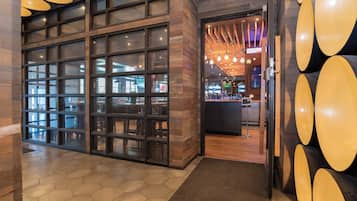 2 restaurantes; se sirve desayuno, almuerzo y cena; cocina americana