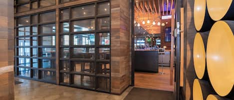 2 restaurants, breakfast, lunch, dinner served; American cuisine