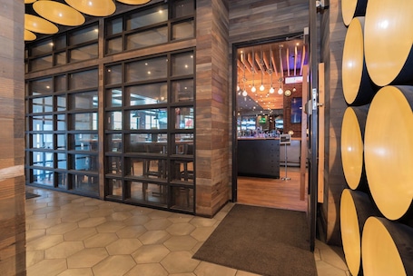 2 restaurantes; se sirve desayuno, almuerzo y cena; cocina americana