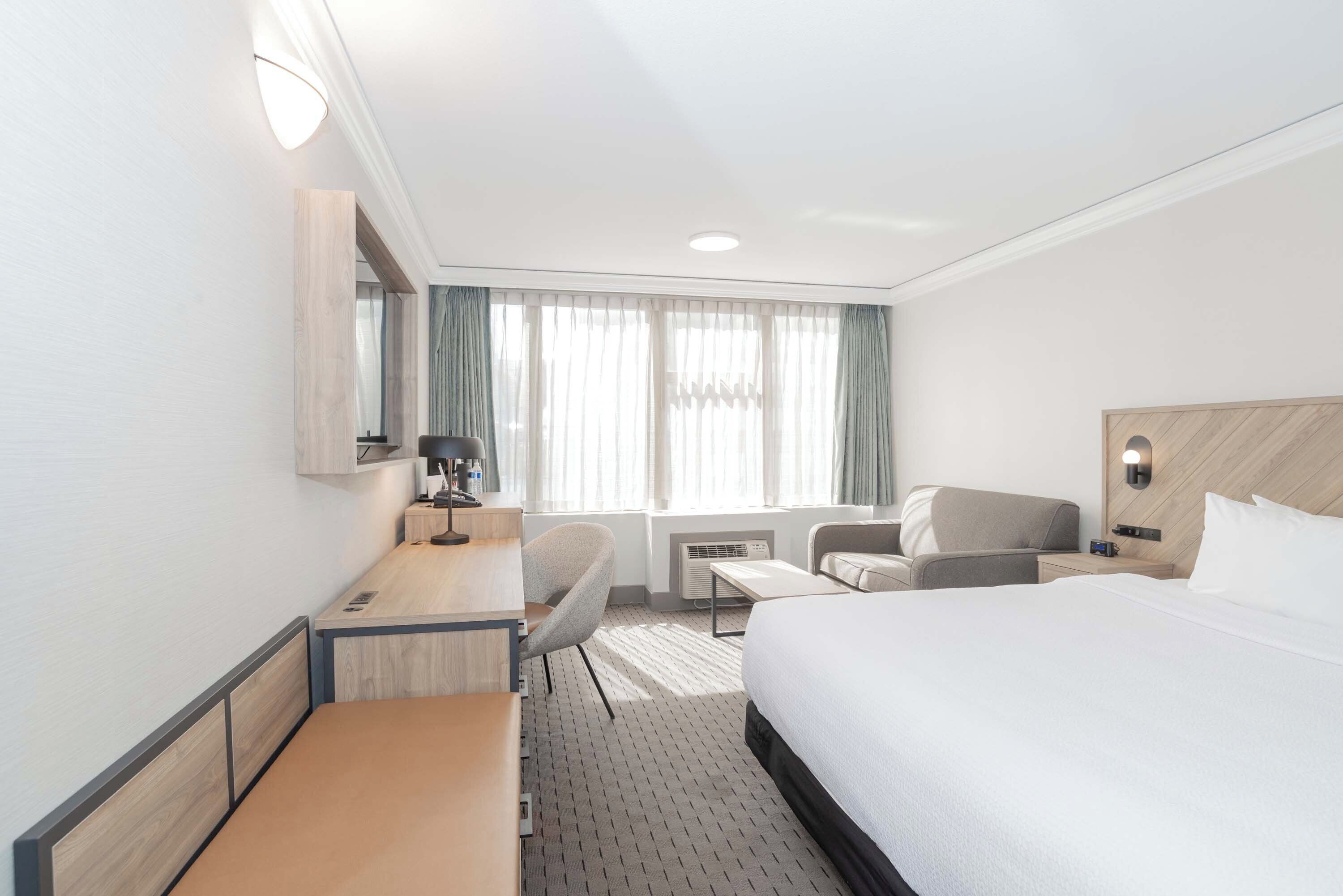 Quarto standard, 1 cama King e sofá-cama (South Tower) | Cofres nos quartos, escrivaninha, espaço de trabalho para notebook