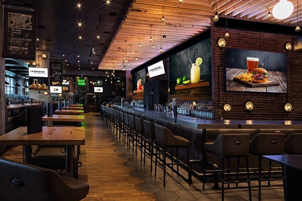 2 restaurants, breakfast, lunch, dinner served; American cuisine