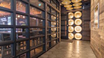 2 restaurants, breakfast, lunch, dinner served; American cuisine