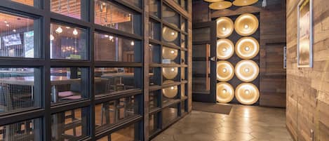 2 restaurants servant le petit déjeuner, spécialités Cuisine américaine