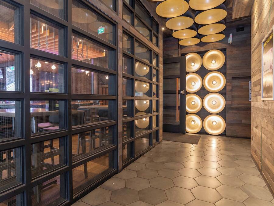 2 restaurants servant le petit déjeuner, spécialités Cuisine américaine