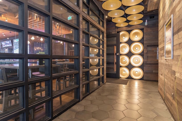 2 restaurants, breakfast, lunch, dinner served; American cuisine - Sandman Hotel Vancouver Downtown (Vancouver)