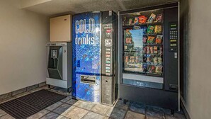 Ein Automatenbereich mit einem Automaten für kalte Getränke und einem Eisbereiter.